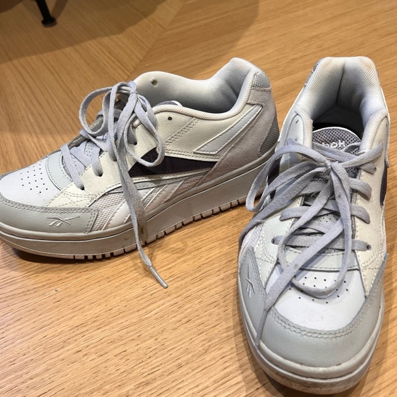 Reebook running shoes, grey white and marrn color size 6.5 in good condition - Picture 3 of 4